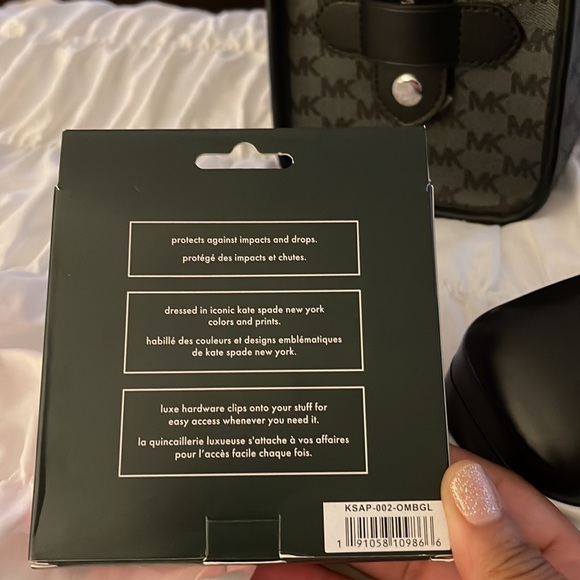 SOLD Kate Spade AirPod’s case - Picture 3 of 4